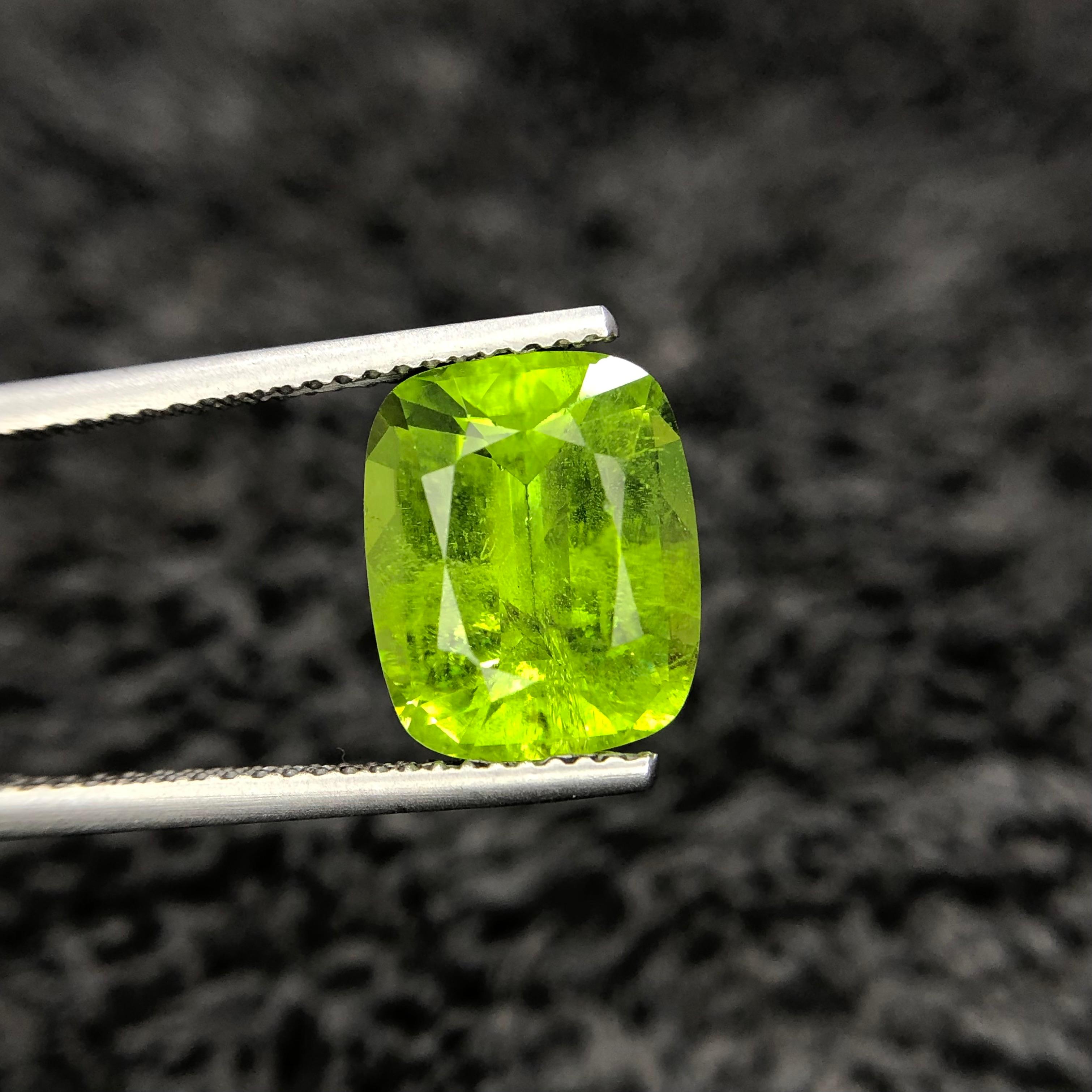 5.78 carats Green Peridot from Pakistan Loose Gemstone
